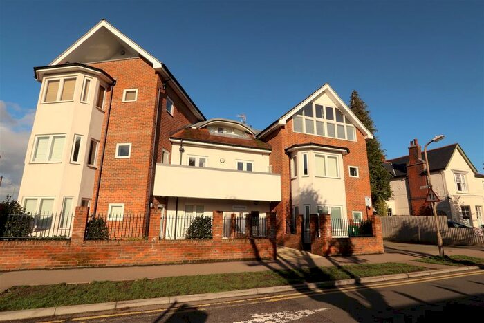 2 Bedroom Flat To Rent In Highland Avenue, Brentwood, CM15