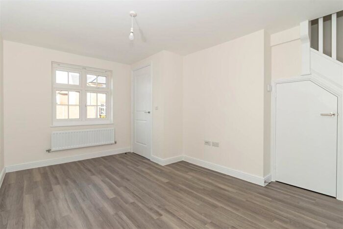2 Bedroom End Of Terrace House To Rent In Fennel Drive, Chichester, PO20