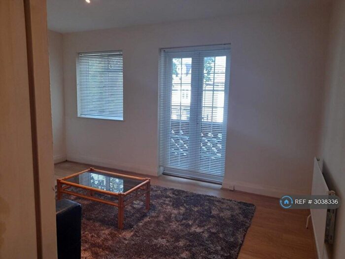 2 Bedroom Flat To Rent In Beechcroft Court, London, NW11