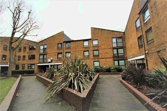 3 Bedroom Flat To Rent In Siward Road, Earlsfield, London, SW17