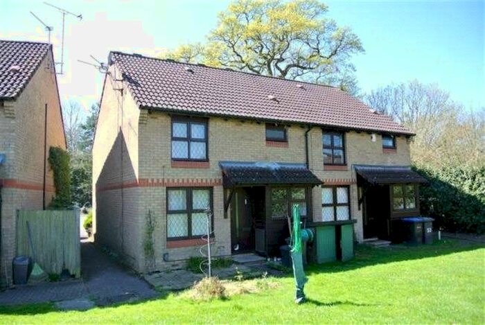 1 Bedroom Detached House To Rent In Rowhurst Avenue, Addlestone, Surrey, KT15