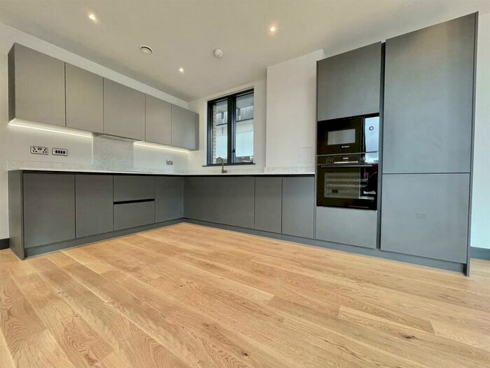 2 Bedroom Apartment To Rent In New Cross Central, Manchester, M4