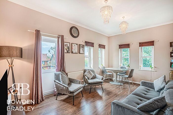 2 Bedroom Flat For Sale In Glandford Way, Romford, RM6