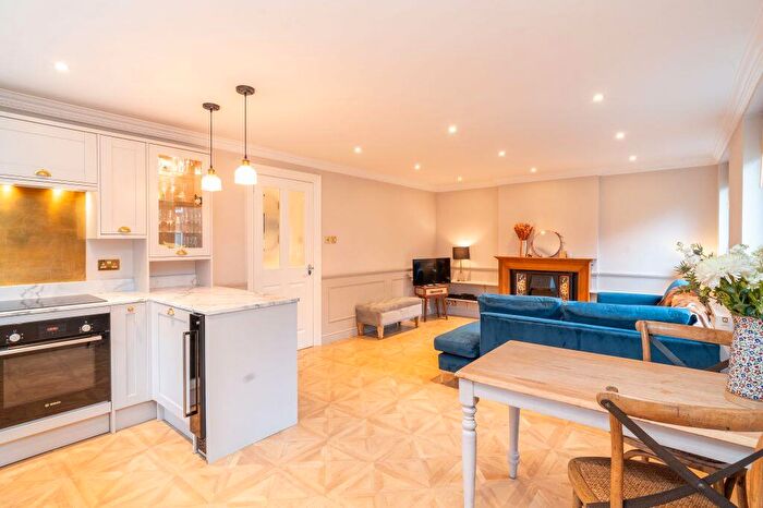 2 Bedroom Flat For Sale In / Ettrickdale Place, Stockbridge, Edinburgh, EH3
