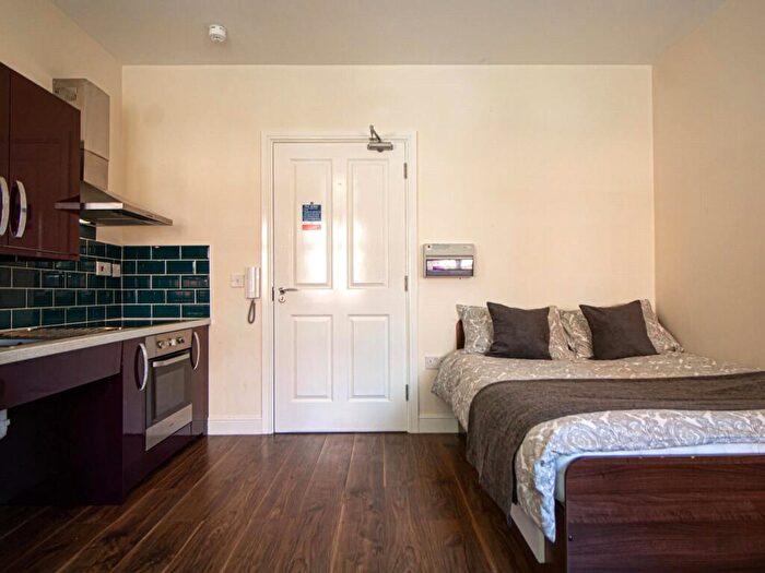 Apartment To Rent In Apt, Clarendon House #, LS2