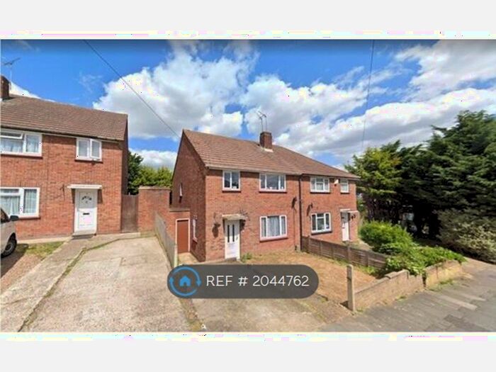 3 Bedroom Semi-Detached House To Rent In Chiltern Close, Bexleyheath, DA7