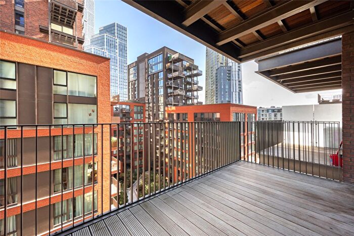 2 Bedroom Flat For Sale In Viaduct Gardens, London, SW11