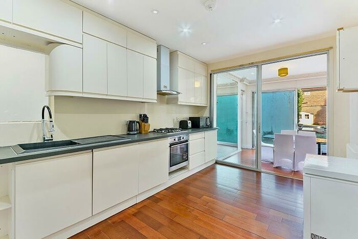 4 Bedroom Detached House To Rent In Penshurst Gardens Edgware, HA8