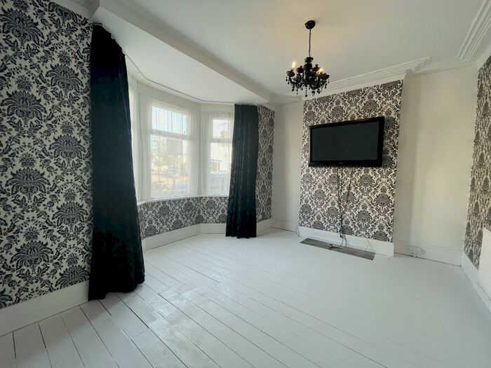 4 Bedroom House To Rent In Broadway, Cardiff, CF24