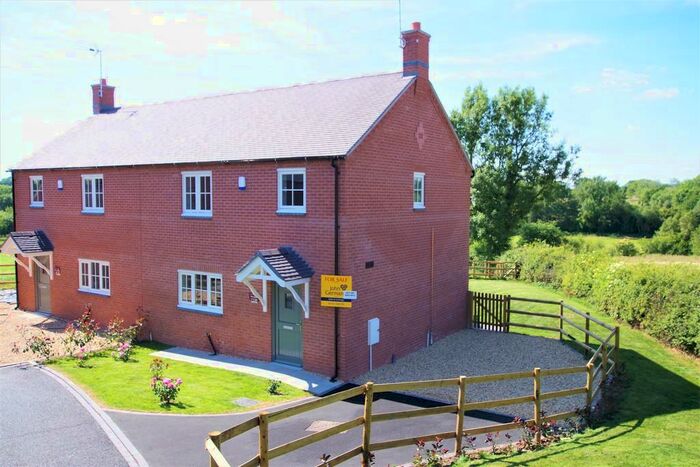 3 Bedroom Semi-Detached House For Sale In Thurvaston Road, Marston Montgomery, DE6