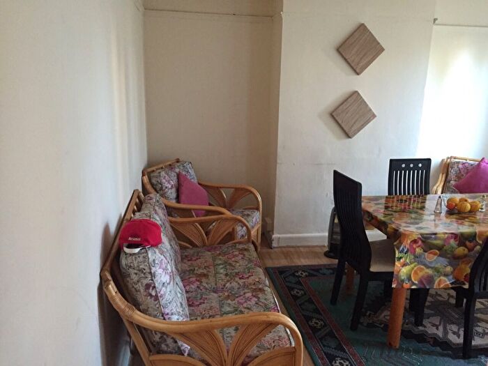 3 Bedroom Semi Detached House To Rent In Alton Road, Luton, LU1