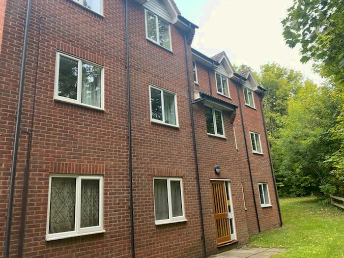 1 Bedroom Flat To Rent In Sarum Close, Salisbury, SP2