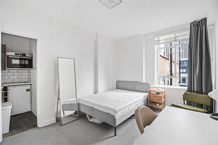 Apartment To Rent In Charterhouse Square, London, EC1M