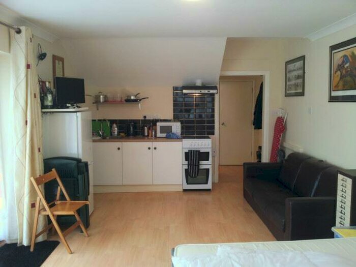 Studio To Rent In Chertsey Bridge Road, Chertsey, KT16