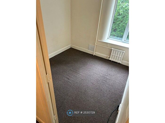 2 Bedroom Flat To Rent In North Park Road, Bradford, BD9