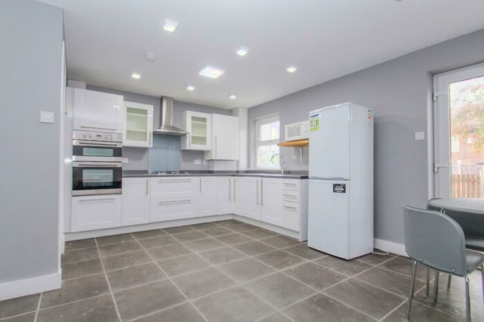 4 Bedroom End Of Terrace House To Rent In Eltham Rise, Woodhouse, LS6