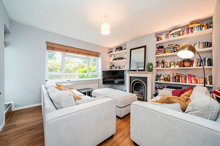 2 Bedroom Flat For Sale In Cromwell Avenue, Hammersmith, W6