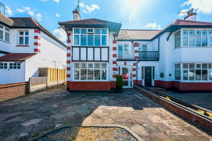 3 Bedroom Semi-Detached House For Sale In Thames Drive, Leigh-on-sea, SS9