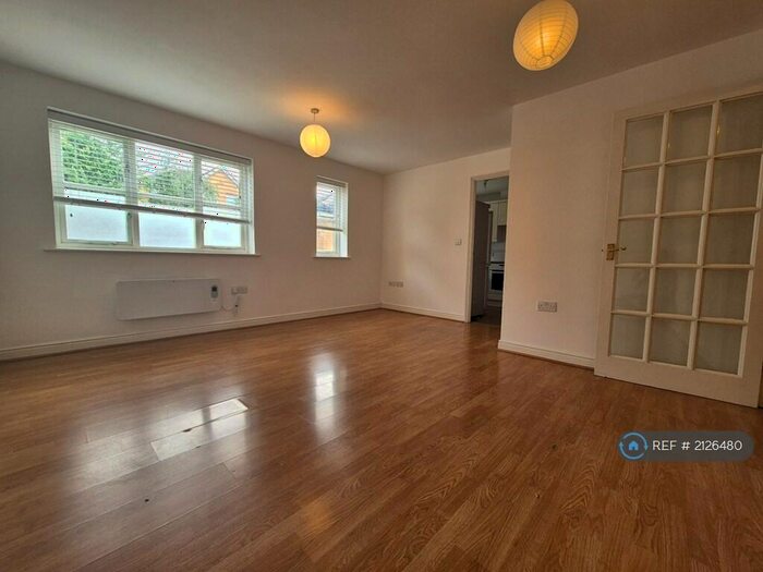 2 Bedroom Flat To Rent In Pickard Close, London, N14