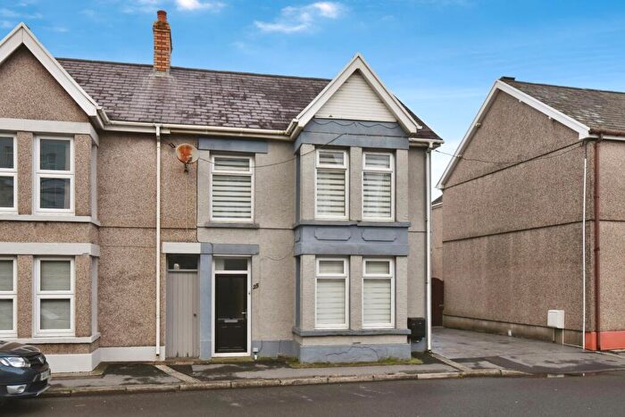 3 Bedroom End Of Terrace House For Sale In Penybanc Road, Ammanford, Carmarthenshire, SA18
