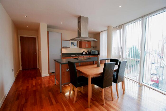 2 Bedroom Apartment To Rent In Glasshouse, Canal Square, B16