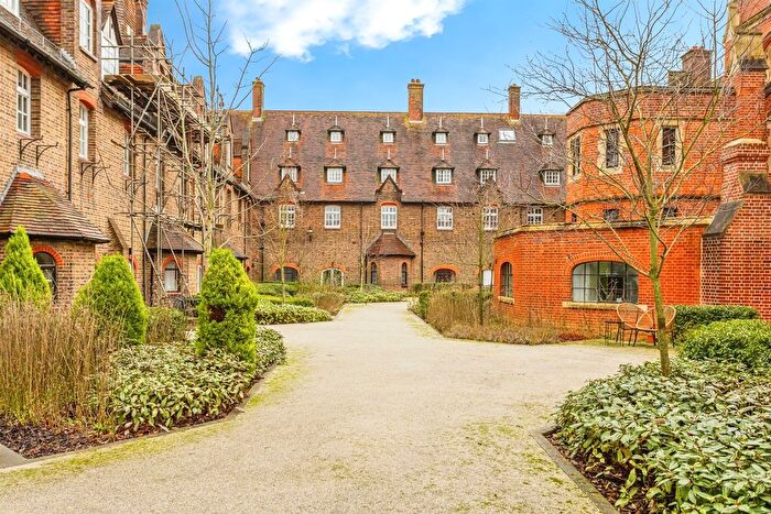 2 Bedroom Flat For Sale In Syresham Gardens, Haywards Heath, RH16