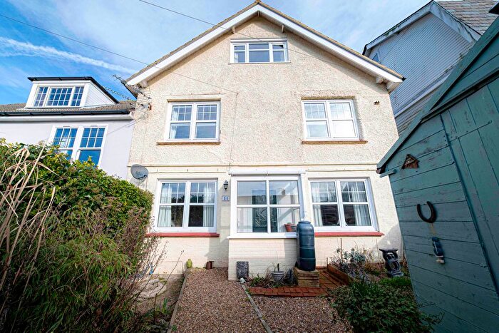 2 Bedroom Flat For Sale In Droveway Gardens, Dover, CT15