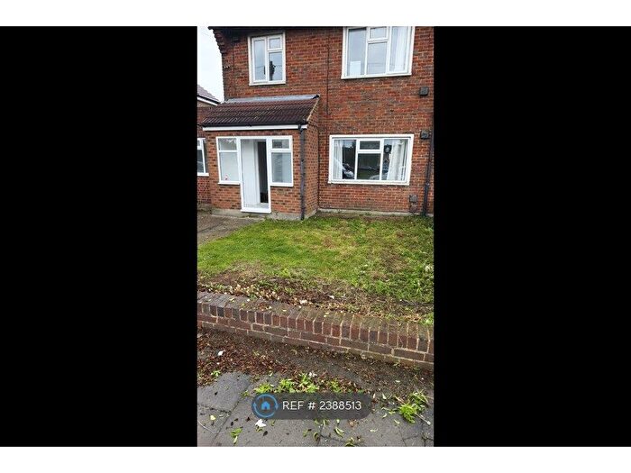 5 Bedroom Semi-Detached House To Rent In Great South West Road, Hounslow, TW4