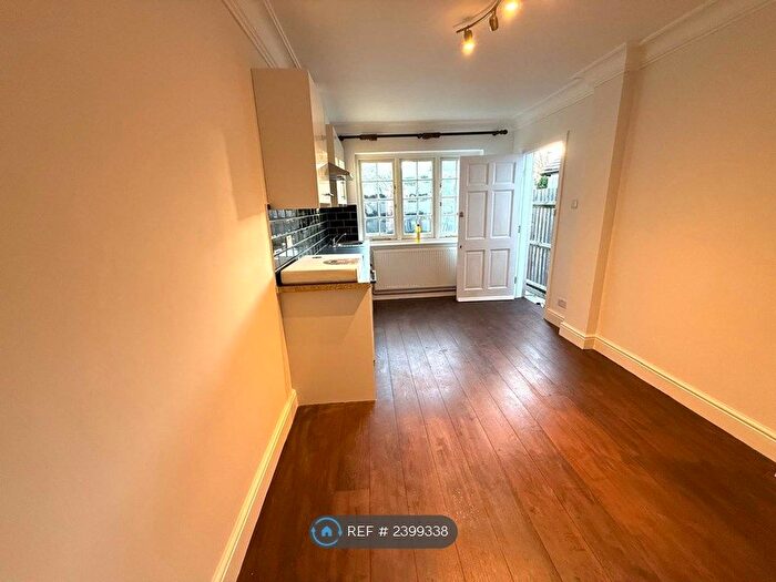 Studio To Rent In Bridge Lane, London, NW11