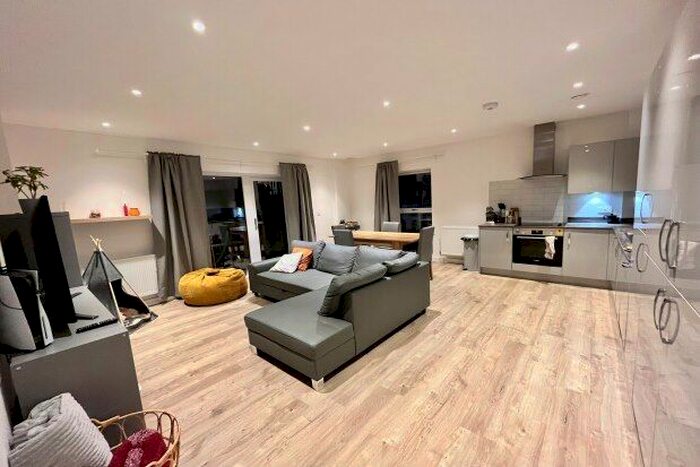 3 Bedroom Flat To Rent In Rolfe Terrace, London SE18