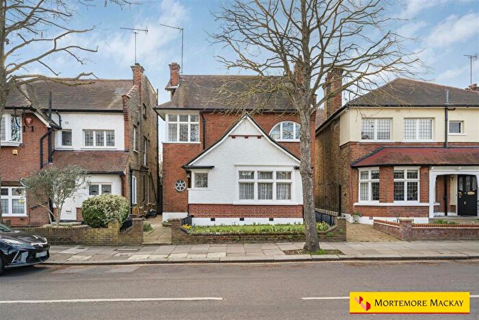 4 Bedroom Detached House For Sale In The Chine, London, N21