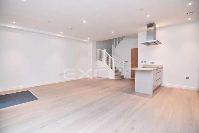 4 Bedroom Mews To Rent In Purley Ave, Cricklewood, London, NW2