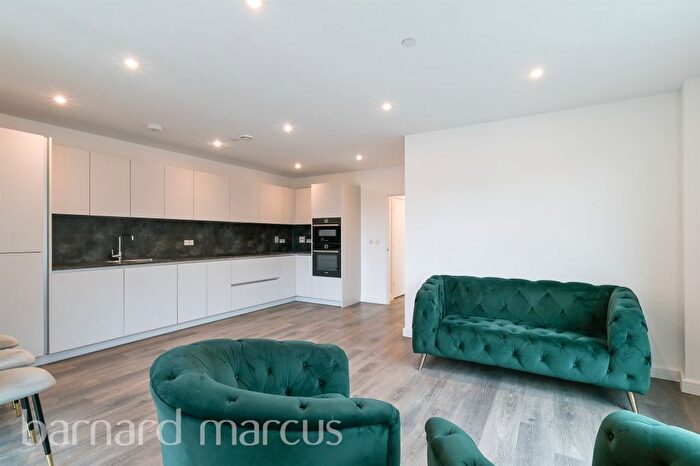 2 Bedroom Flat To Rent In Acton Gardens, London, W3