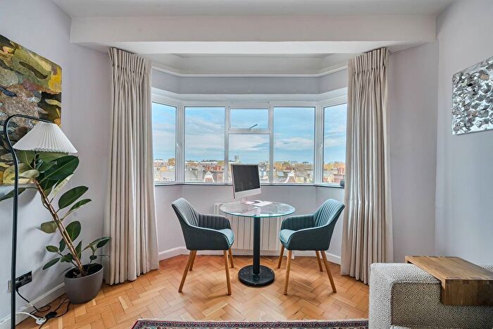 1 Bedroom Flat For Sale In West Kensington, Barons Court, London, W14