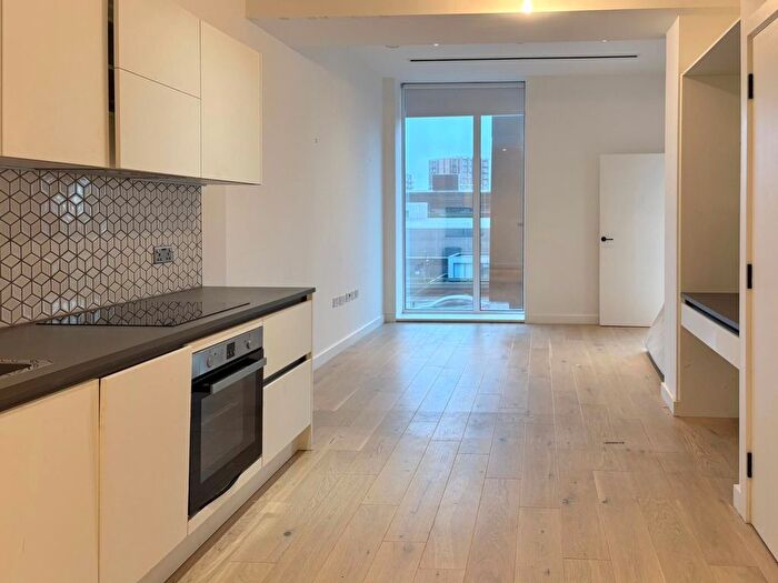 1 Bedroom Flat To Rent In Great West Road, Brentford, TW8