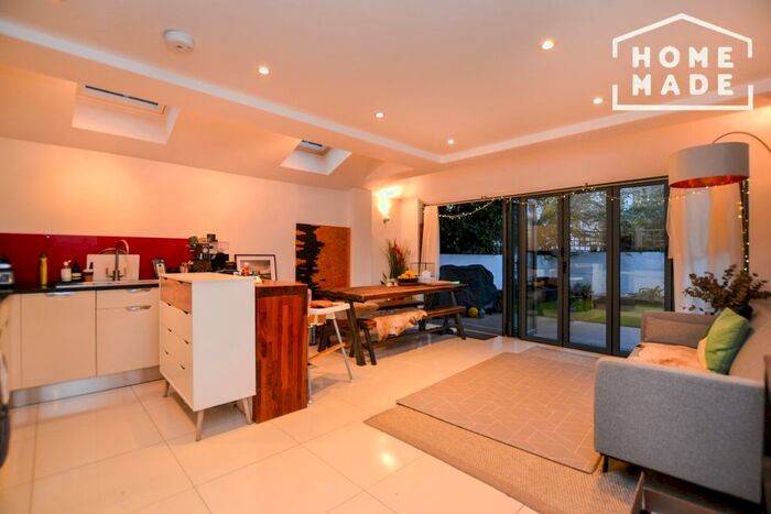 2 Bedroom Flat To Rent In Honeywell Road, Clapham Common, SW11