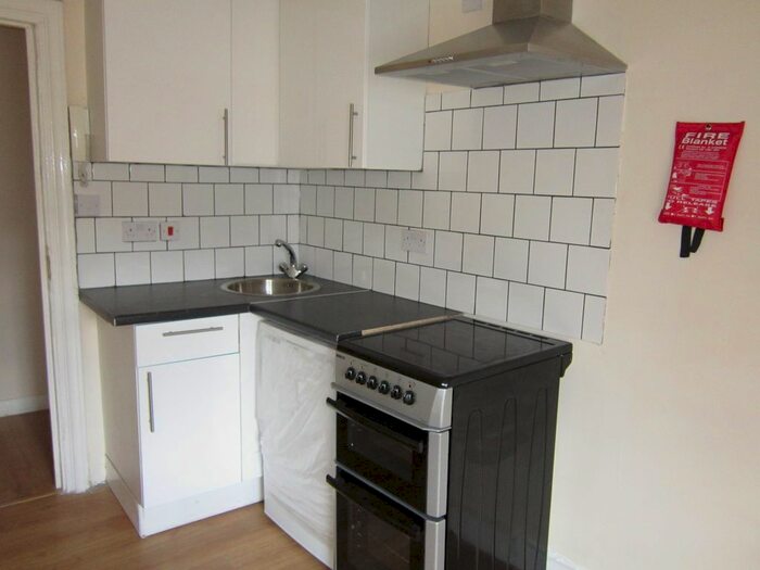 1 Bedroom Flat To Rent In Hammersmith Road, London, W14