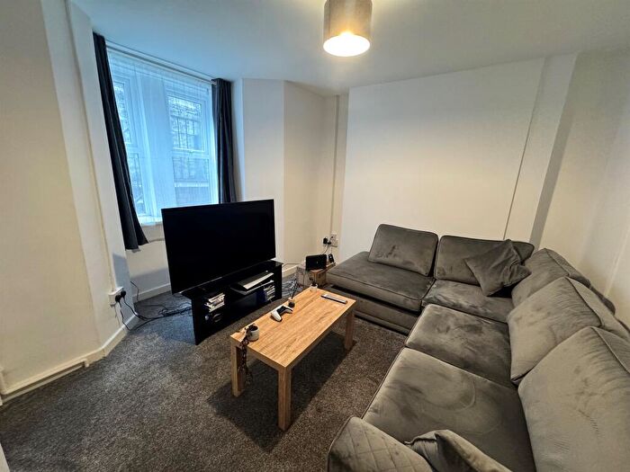 3 Bedroom Maisonette For Sale In North Road, Ferndale, CF43