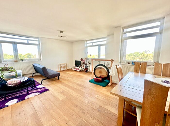 2 Bedroom Flat For Sale In Valebrook, Park Avenue, Ilford, London, IG1