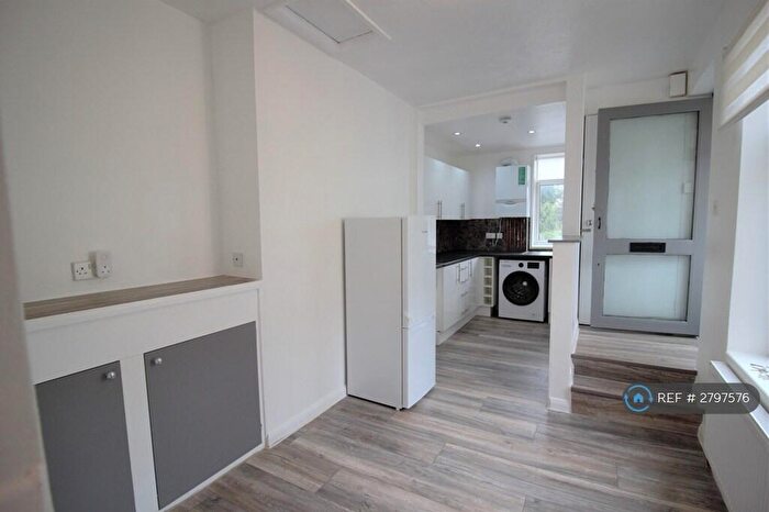 2 Bedroom Flat To Rent In Abbey Road, London, SE2