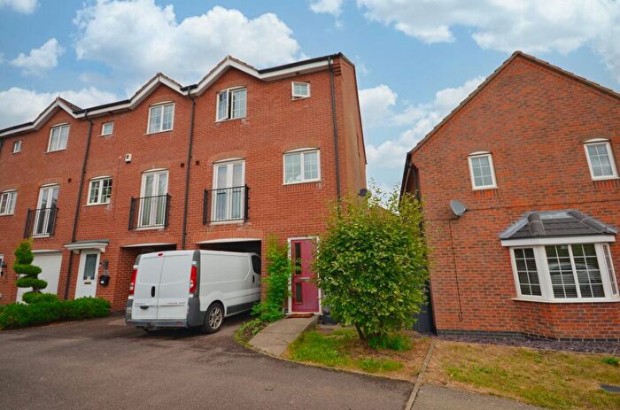 3 Bedroom Town House For Sale In Violet Close, Desborough, NN14