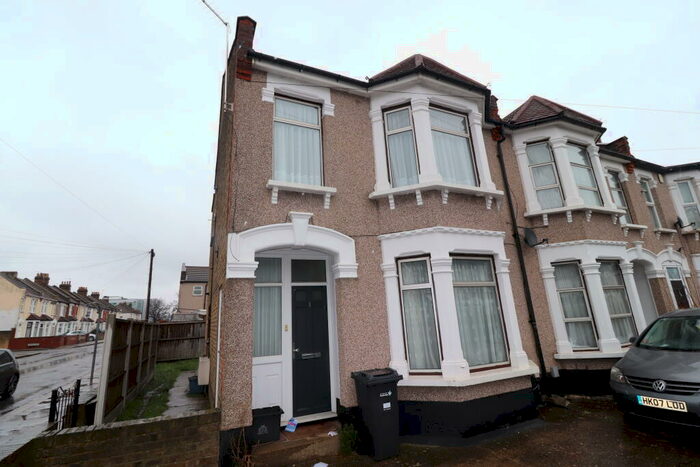 1 Bedroom Chalet To Rent In Ilford, IG3