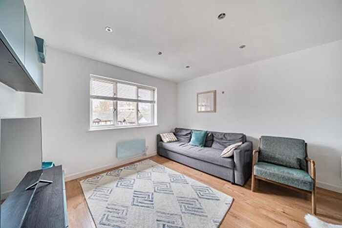 2 Bedroom Flat For Sale In Lichfield Gardens, Richmond, TW9