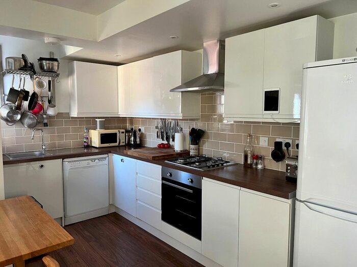 2 Bedroom Flat To Rent In St. Annes Close, Highgate, London, N6