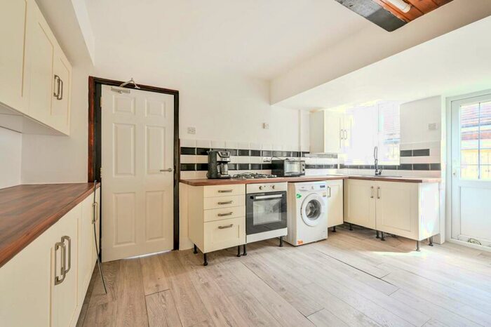 6 Bedroom Detached House To Rent In Aldershot Road, Guildford, GU2