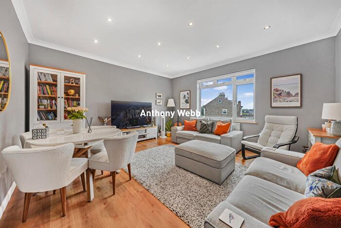 2 Bedroom Flat For Sale In Lindsey Court, Green Lanes, N13