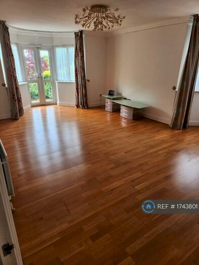2 Bedroom Flat To Rent In Elle Court, London, N12