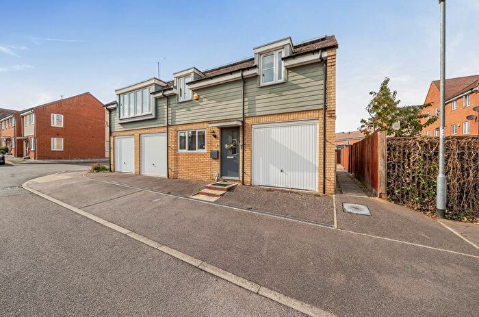 3 Bedroom Flat For Sale In Vauxhall Way, Dunstable, Bedfordshire, LU6