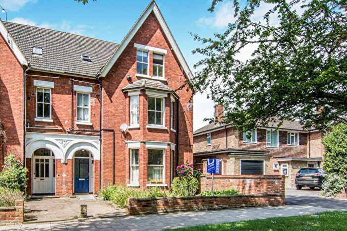 2 Bedroom Flat To Rent In De Parys Avenue, Bedford, Bedfordshire, MK40