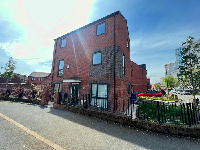 4 Bedroom Semi-Detached House To Rent In Burnell Close, Manchester, M40